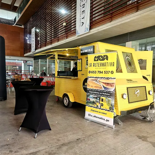 Foodtruck amarilla de La Alternativa Go montada para un evento en la provincia de Toledo