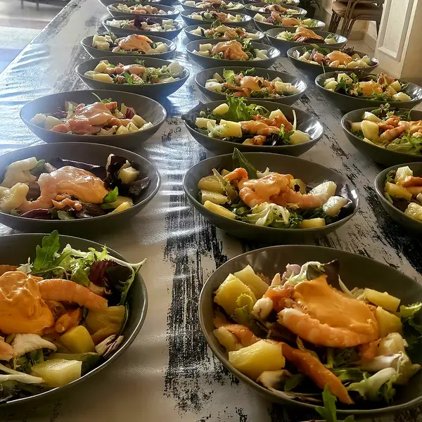 Ensaladas con langostinos emplatadas para un catering de celebración