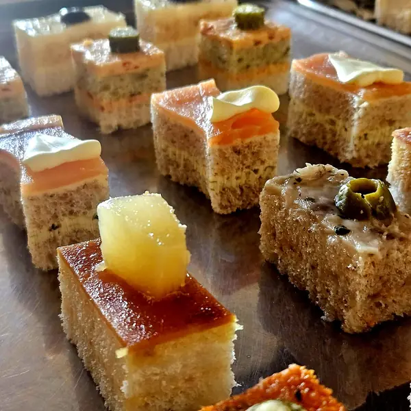 Canapés variados de salmón, paté y membrillo para catering de eventos