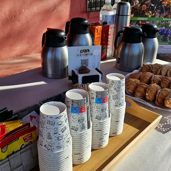 Estación de café, zumos y bollería para un desayuno de empresa