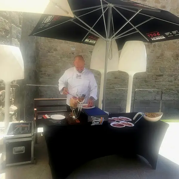 Cortador de jamón a cuchillo en un catering al aire libre en Toledo