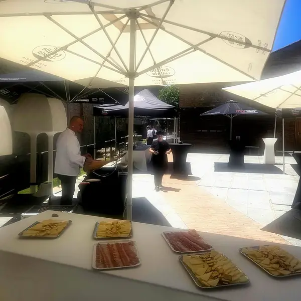 Tablas de queso curado y jamón para un cóctel de empresa