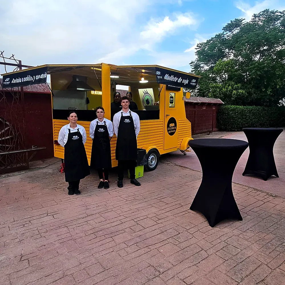 Equipo de camareros de La Alternativa Go junto a la foodtruck en un evento en Talavera de la Reina